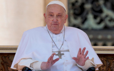 Papa Franjo je “sretan” što je mogao izaći, ali još se oporavlja