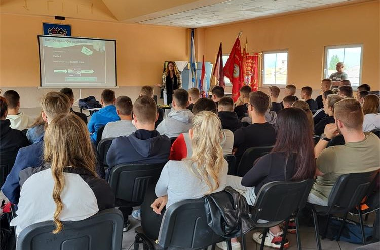 Policijski službenici predavanjima upoznali učenike s problemom trgovanja ljudi