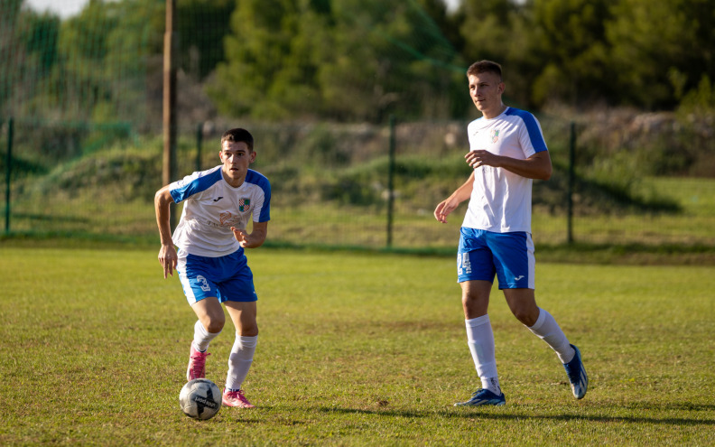Raštanima postolje, petarda Zlatne luke za kraj