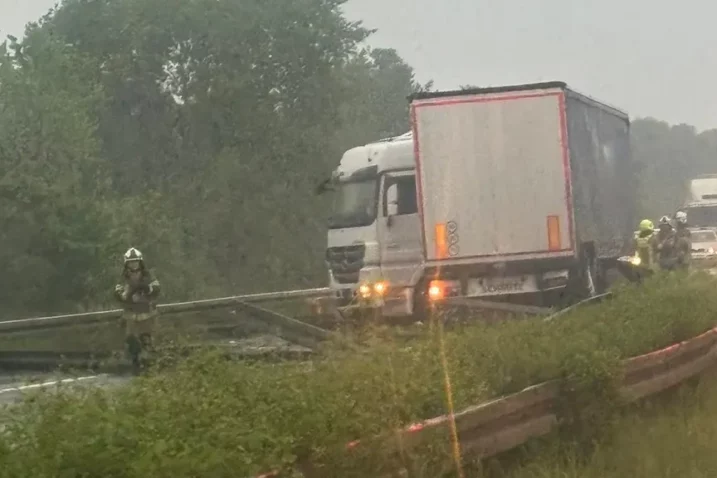 Šleperom probio ogradu na A1 i završio u suprotnom traku