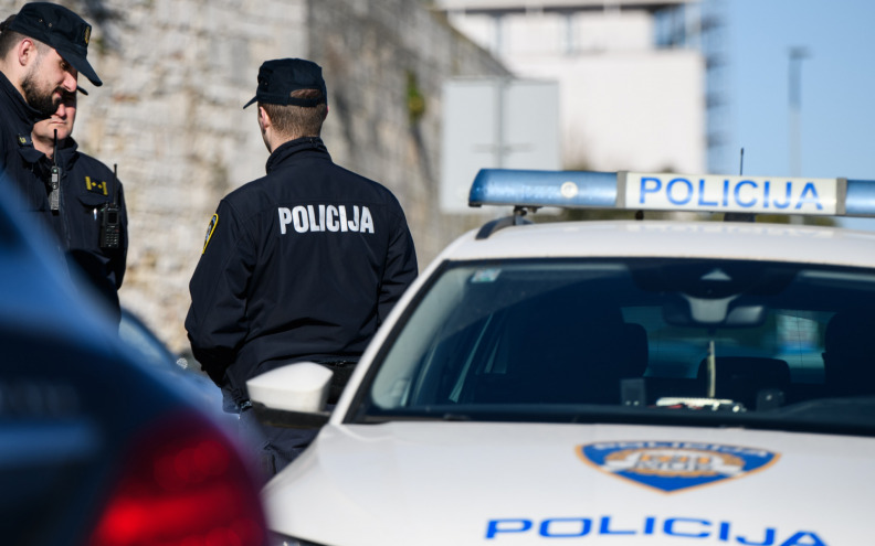 Desetorica upala u dvorište i napala vlasnika i radnike iz Srbije, slijedi im kaznena prijava