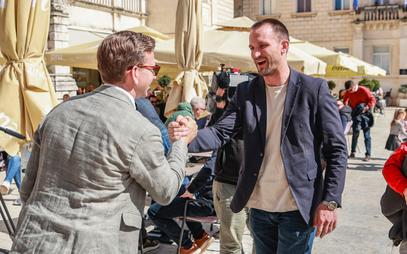 Slavlje u stožeru HDZ-a, uz ogromnu prednost kreću u drugi krug