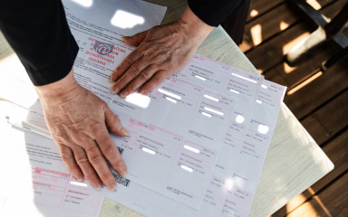 LOV U MUTNOM Kontrolor HRT-a u Zadru naplatio pristojbu studentici iz Češke i to zbog – mobitela!