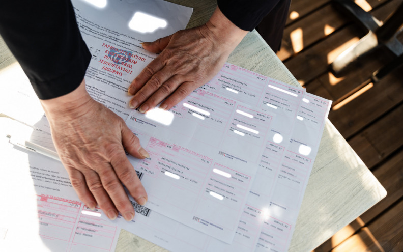 LOV U MUTNOM Kontrolor HRT-a u Zadru naplatio pristojbu studentici iz Češke i to zbog - mobitela!