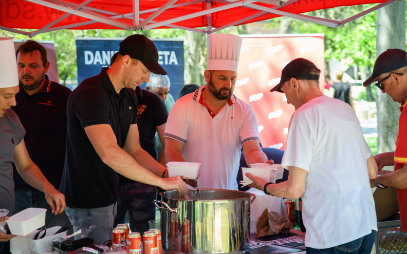 FOTO Daniel Radeta dijelio grah građanima u parku Vruljica