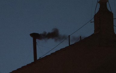 Iz dimnjaka Sikstinske kapele izašao crni dim, još uvijek nemamo papu