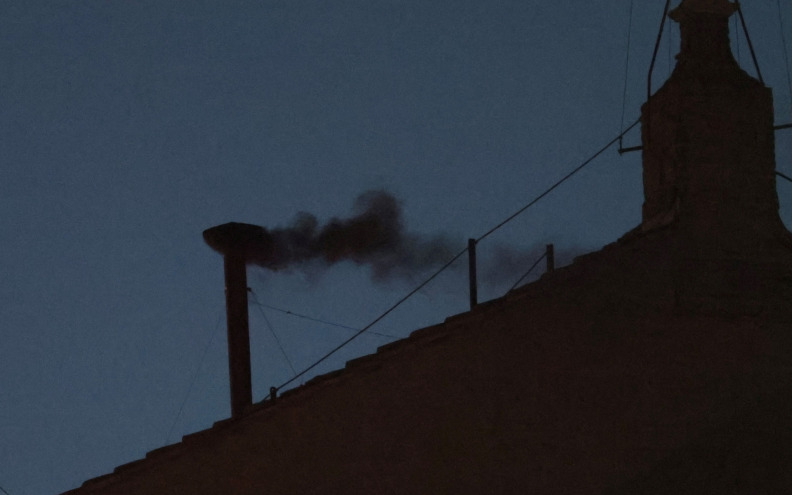 Iz dimnjaka Sikstinske kapele izašao crni dim, još uvijek nemamo papu
