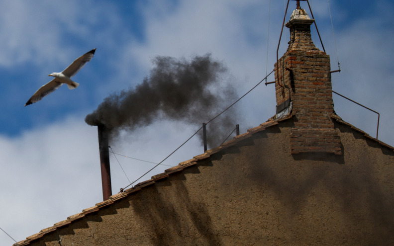 Ponovno izašao crni dim, novi papa i dalje nije izabran