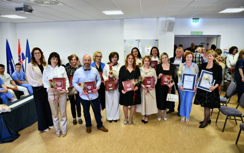 Najboljim medicinskim sestrama i tehničarima 