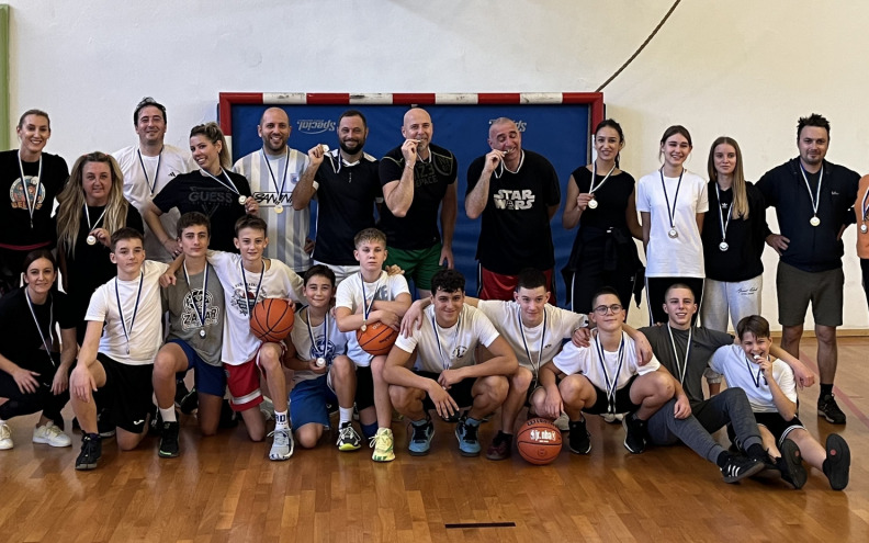 Dan OŠ Krune Krstića obilježila zanimljiva odbojkaška utakmica profesora i učenika