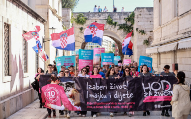 UZ PJESMU I PORUKE Održan je Hod za život u Zadru, čuli smo i priču posvojitelja