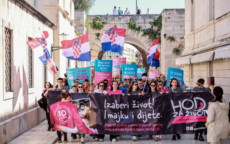 UZ PJESMU I PORUKE Održan je Hod za život u Zadru, čuli smo i priču posvojitelja