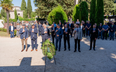 [FOTO] Ispred Središnjeg križa na Gradskom groblju položeni vijenci i zapaljene svijeće