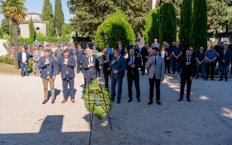 [FOTO] Ispred Središnjeg križa na Gradskom groblju položeni vijenci i zapaljene svijeće