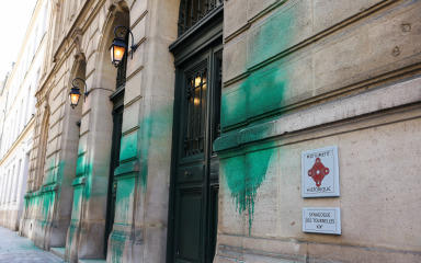 Zelena boja bačena na pariške sinagoge i memorijal holokausta