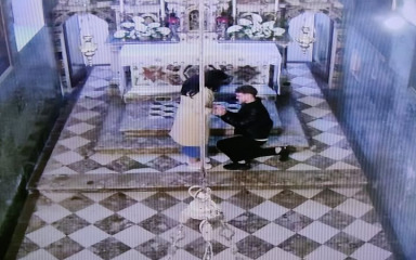 NESVAKIDAŠNJI PRIZOR! U svetištu kleknuo i zaprosio djevojku nakon zajedničke molitve