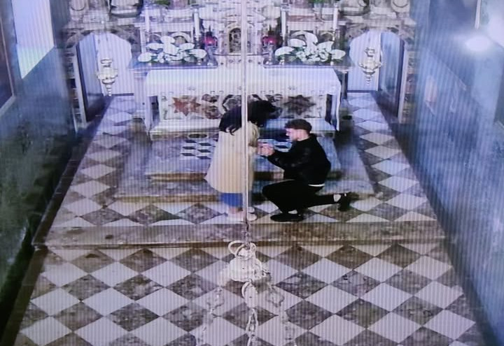 NESVAKIDAŠNJI PRIZOR! U svetištu kleknuo i zaprosio djevojku nakon zajedničke molitve