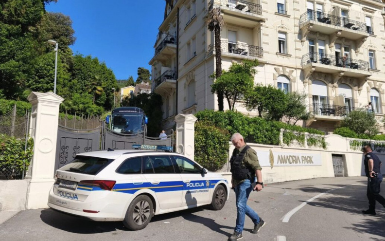 U Opatiji navijači Armade vikali, palili baklje i razbili autobus Slaven Belupa, policajac lakše ozlijeđen