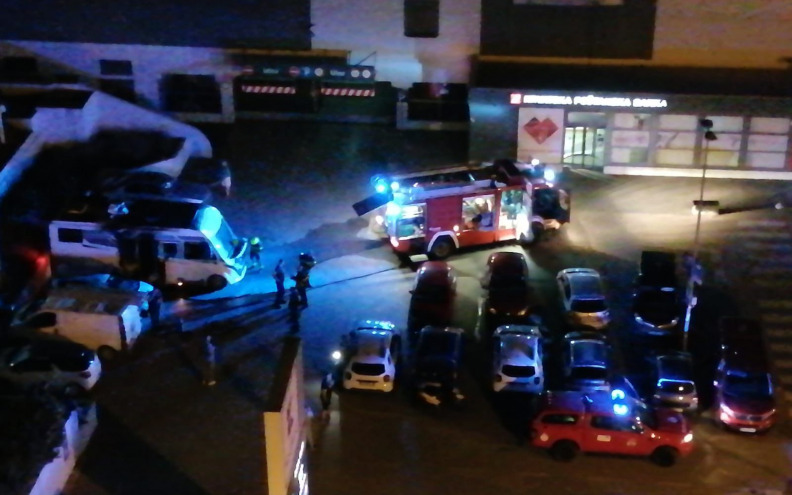 BUKTINJA NA VOŠTARNICI Izgorio kamper, požar zahvatio i susjedno vozilo, uskoro očevid