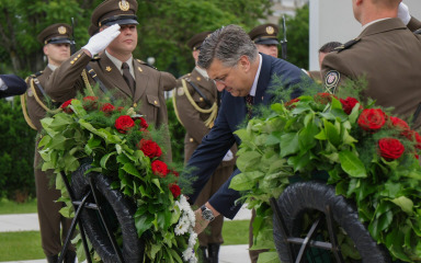 Državni vrh položio vijence kod Spomenika domovini