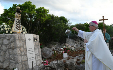 Nadbiskup Zgrablić blagoslovio zavjetni kip Gospe Loretske kod vrata od Bokolja