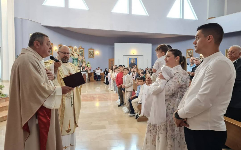SLAVLJE U OBITELJI Kršteno deveto dijete u obitelji Bože i Ane Antić u Kistanjama