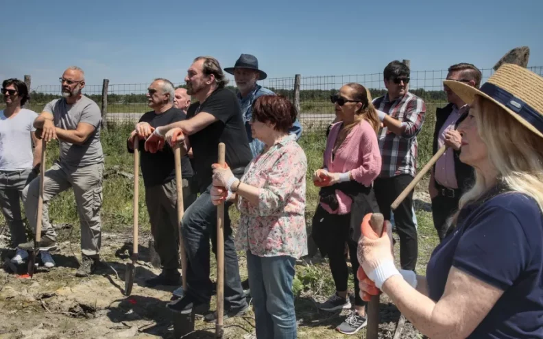 Sudionici 32. Festivala glumca posadili nekoliko stotina sadnica hrasta lužnjaka na mjestu uništene šume kod Otoka