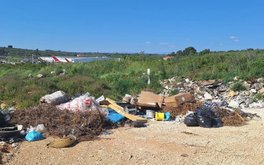 ‘NESTVARNO, LJUDI MOJI’ Zadranka zgrožena prizorom nabacanog smeća: ‘Ovo je u neposrednoj blizini…’