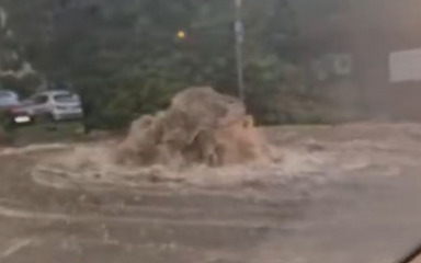 ‘UVIK ISTO KAD JE KIŠA!’ Iz šahta u Vruljici voda šiklja kao vodoskok, razlog – jake oborine!