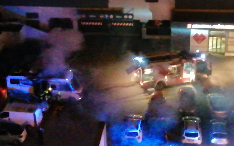 Na parkingu na Voštarnici planuo kamper, vatrogasci brzo ugasili vatru