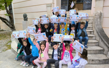 “Kristalići” učili o zanimanju arheologa i tražili skrivene predmete u pijesku