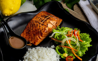 Isprobajte rižu s miso umakom i lososom