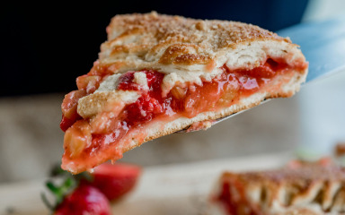 Donosimo recept za sočnu pitu od jagoda i rabarbare