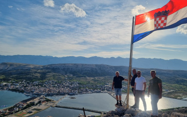 U znak sjećanja na branitelje Paga svečano podignuta hrvatska zastava