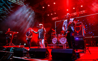 [FOTO] Crvenu Jabuku fanovi u Zadru dva puta vraćali na pozornicu