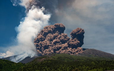 Urušio se dio kratera vulkana Etne, uzdigao se oblak viši od šest kilometara