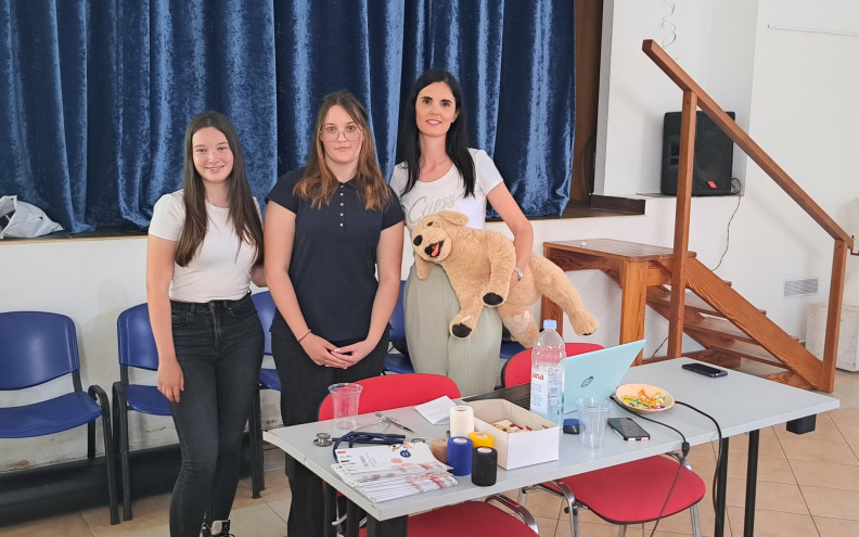 U Domu na žalu učenice PPVŠ-a Stanka Ožanića održale predavanje: »Daj šapu« za sretne kućne ljubimce