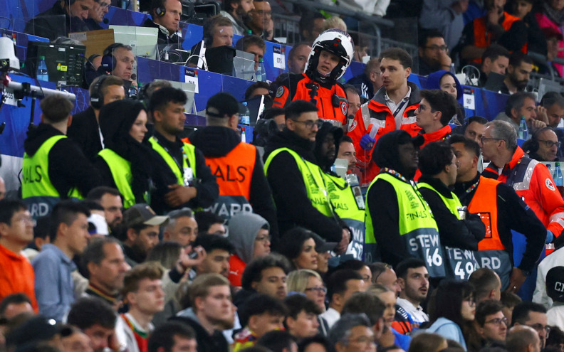 Navijač pao s jedne na drugu etažu tribine, poginuo je