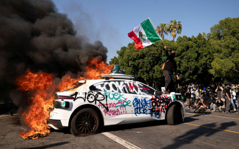 Policija u Los Angelesu naredila prosvjednicima da se raziđu
