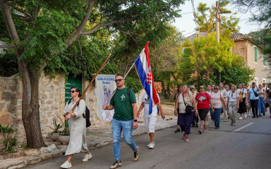 Prvi Antunovski hod od Posedarja do Vinjerca privukao brojne vjernike