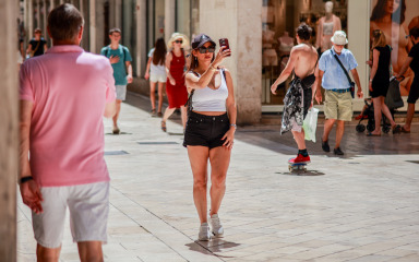 [FOTO] Subotnja špica vrvjela šetačima, pogledajte koga smo sreli na ulicama Poluotoka