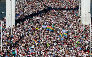 Sto tisuća ljudi u zabranjenoj Povorci ponosa u Budimpešti