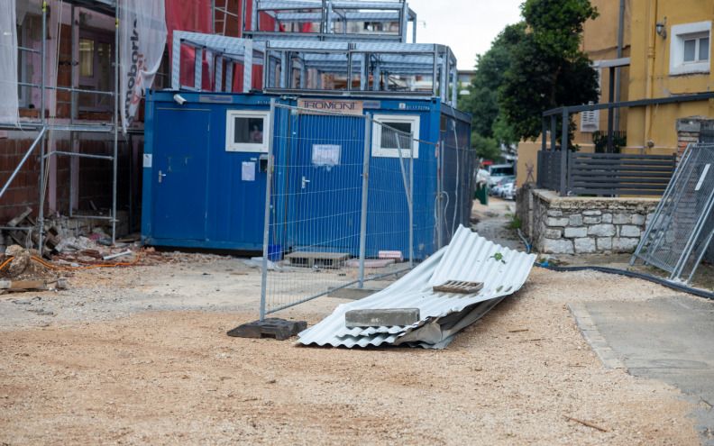 Zbog nevremena padali limovi s nove Medicinske škole: 'Krov je u redu'