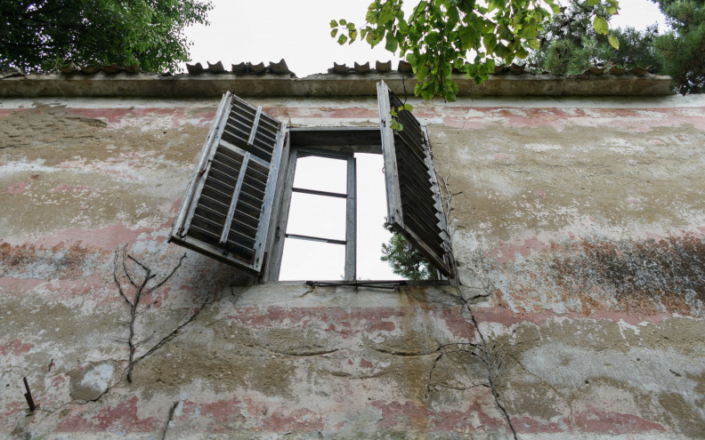 BEZ POMAKA Ruševna kuća na Meladi i dalje ruglo i opasnost za građane