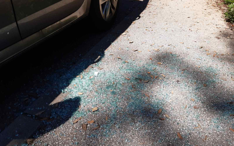 Ženi na Sabunikama razbili automobil. Razlog - Dinamova zastavica na retrovizoru?