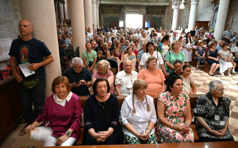 Nadbiskup Zgrablić posvetio oltar, blagoslovio ambon i obnovljeni prezbiterij u zbornoj crkvi u Pagu
