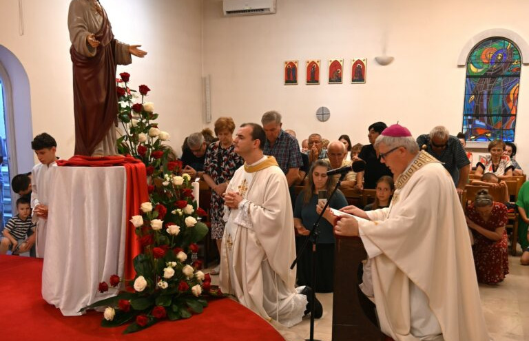 Nadbiskup Zgrablić predvodio misu s činom posvete Presvetom Srcu Isusovu na Voštarnici