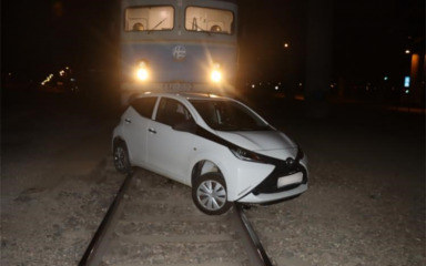 Pijana vozačica zapela na pruzi blizu Zagreba, srećom neozlijeđena