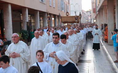 TIJELOVO Procesija Kalelargom praćena molitvama i pjesmom vjernika