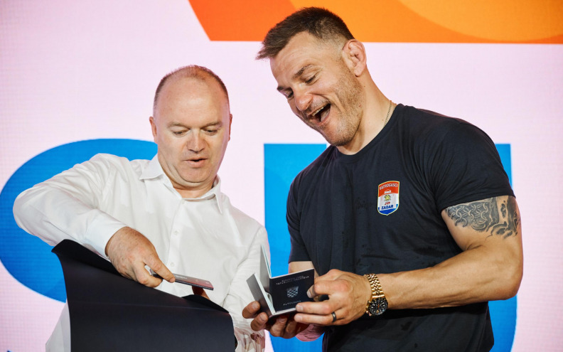 Stipi Miočiću u Zadru uručena hrvatska putovnica